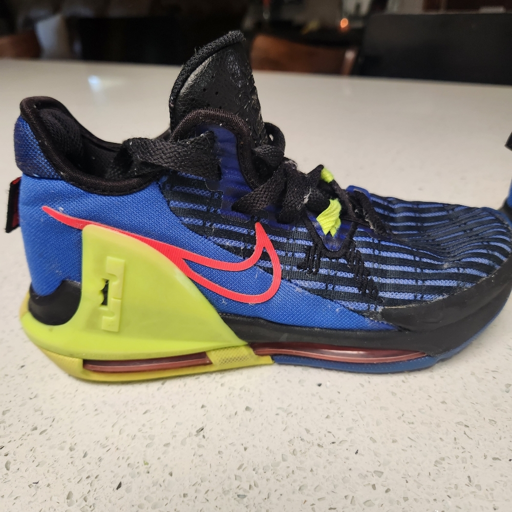 Nike Lebron Witness VI. Size 3.5 Sneakers